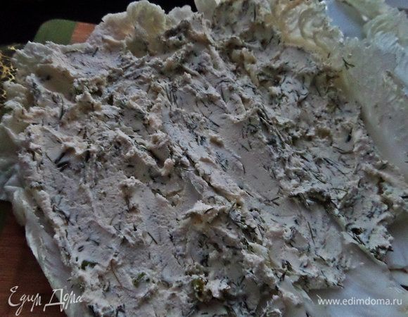 Капусту раскладываем рядом внахлёст и намажем приготовленной намазкой.