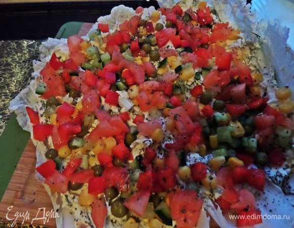 Сверху насыпаем,что хотим: кукурузу, горошек, сладкий перчик, помидорку (без сока), свежий огурец (или маринованный)... Всё порезано мелкими кубиками.