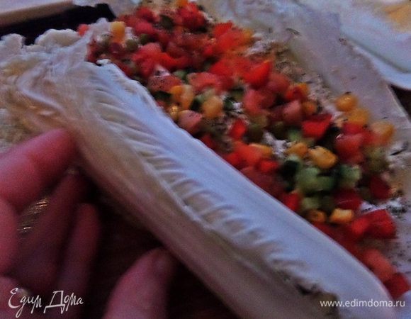 Плотно сворачиваем по длине капусты в рулет. Прижмём слегка со всех сторон.