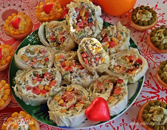 Потом аккуратно разрежем на порции...и получим целую тарелку красивой закусочки :-)