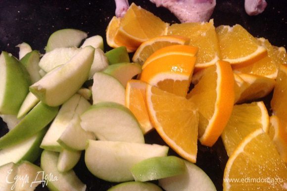 У яблок удалите сердцевину. Апельсины и яблоки нарежьте дольками, посыпьте корицей и сбрызнуть лимонным соком.