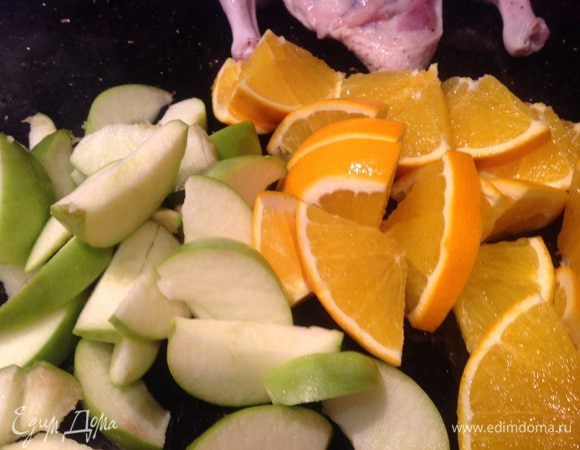 У яблок удалите сердцевину. Апельсины и яблоки нарежьте дольками, посыпьте корицей и сбрызнуть лимонным соком.