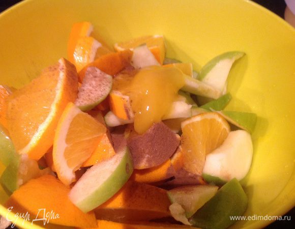 Затем перемешайте с 1 ст.л. меда.