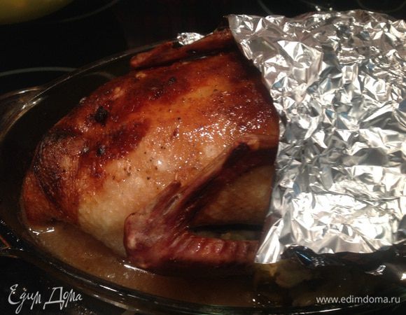 Время от времени поливайте утку образовавшимся соком, чтобы утка не подогрела прикройте ее фольгой. Через 2 часа снимите фольгу обмажьте 2 ст.л. меда и запекайте еще 10 минут.