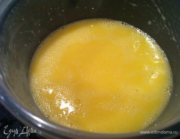 Перед подачей утку полейте апельсиновым сиропом, и подавайте с клюквенным соусом.

Для апельсинового сиропа: апельсин нарежьте ломтиками, добавьте мед, 200 мл воды, и варите 10 минут, процедите, добавьте имбирь и вино и варите еще 10 минут.