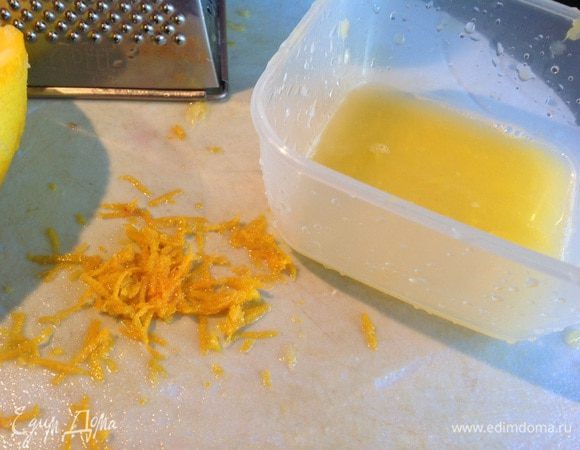 Для клюквенного соуса: цедру апельсина мелко натрите, из апельсина выжмите сок.