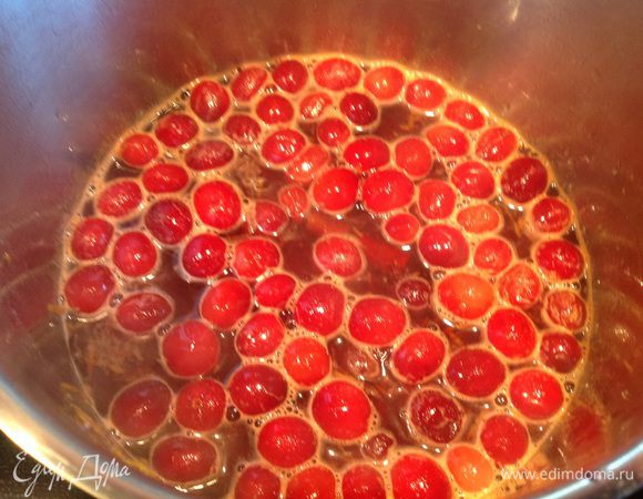 Смешайте с клюквой и сахаром и варите помешивая на среднем огне 10-15 минут до закипания, после чего добавьте вино и корицу, и варите до нужной консистенции, я варю до тех пор пока ягоды не раскроются, и соус не загустеет.