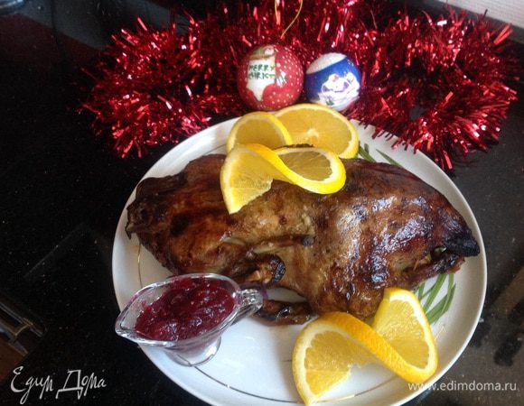 К сожалению, не удалось сфотографировать кусочек, но поверьте утка получилась очень нежной и вкусной с пикантными нотками...

Приятного аппетита!