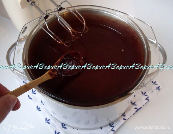 Как только шоколад растворился, он будет как бы хлопьями - но это не страшно. Снять кастрюльку с плиты и поместить в заранее приготовленную кастрюлю большего размера, либо с ледяной водой, либо со льдом, что бы дно кастрюли с шоколадом касалось их поверхности. 

Начинаем взбивать шоколадную массу. Пять минут не будет происходить ничего, но на 6-7 минуте, станет явно заметно, что масса начинает густеть.

Совет: Я бы рекомендовала взбивать мусс блендером, от этого выиграет структура готового мусса.