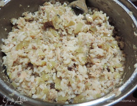 Консервы берем любые ваши любимые: сардина, сардинелла, скумбрия, горбуша, но обязательно в масле или своем соку. В томате не подойдет! У меня стандартная банка 250г. Консервы разминаем вилкой и смешиваем с обжаренным луком и отварным рисом. Если нужно - подсолите, можете слегка приправить по вкусу. Первая начинка готова.