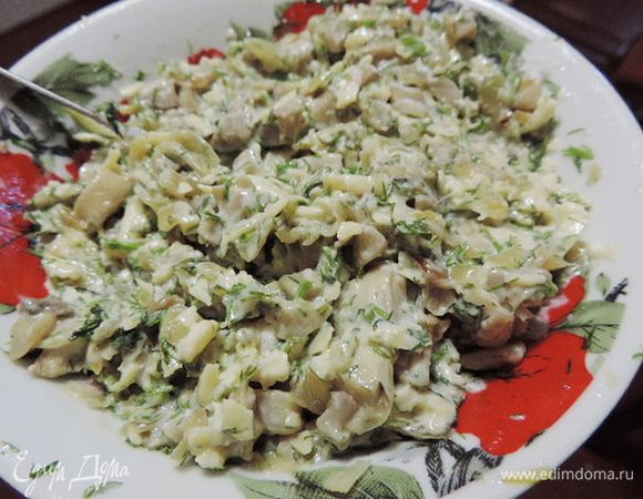 Сыр (у меня российский) терем на крупной терке, смешиваем с остывшими грибами, добавляем сметану и мелконарезанный укроп по вкусу. Не любите укроп - не добавляйте его или замените петрушкой :-)