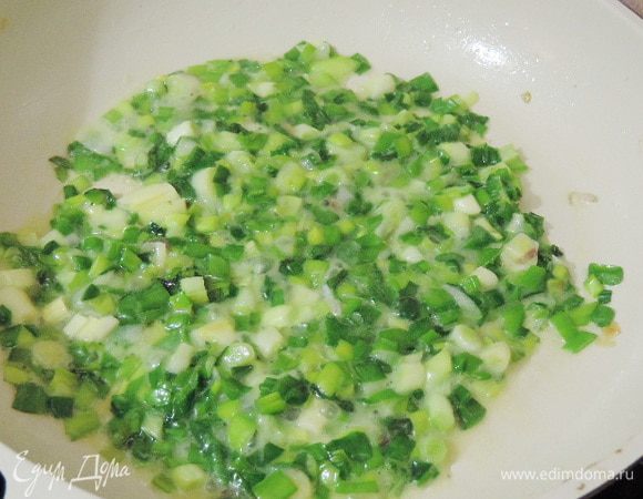 Для яичной начинки яйца сварить вкрутую. Почистить, нарезать мелким кубиком.
Зеленый лук мелко нарезать и протушить на сливочном масле до мягкости и исчезновения горькости.