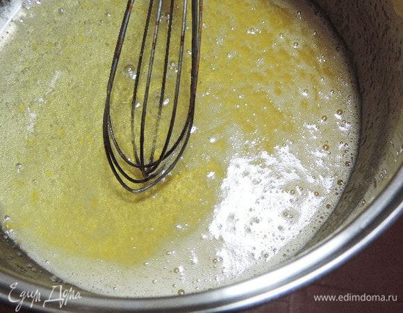 Яйцо перемешиваем с сахаром и солью до однородности.