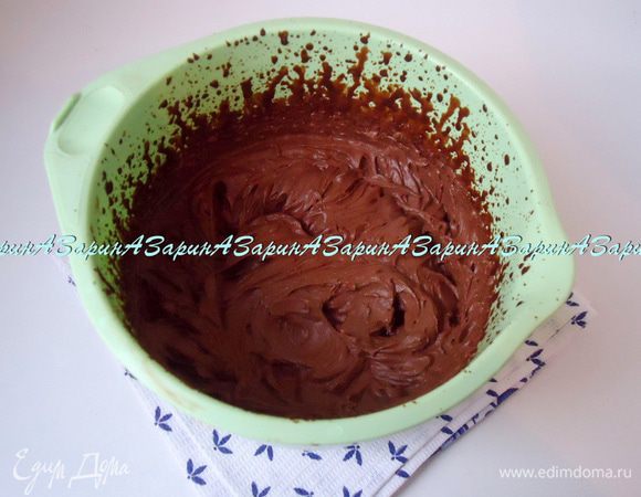 Если вы будете перекладывать массу в порционные стаканы ложкой, то примерно на восьмой минуте прекратите взбивать и тут же переложите мусс. Дальше он сам загустеет окончательно.

Совет: Используйте глубокую посуду для взбивания, иначе ваши стены будут в шоколаде. Почувствовав это, я перелила шоколадную смесь в глубокую чашу.