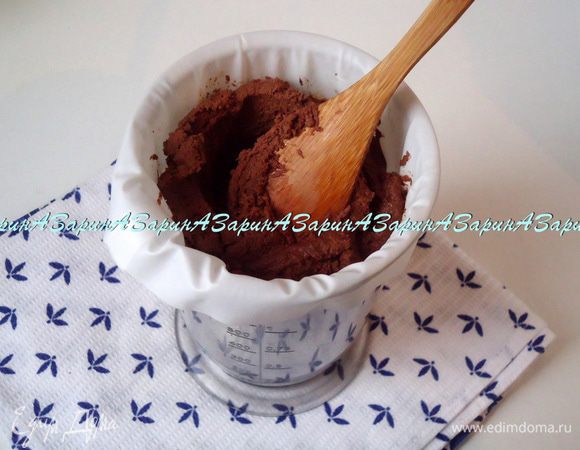 А если вы хотите мусс оформить красиво, отсадив его из кондитерского мешка с насадкой, то взбивать необходимо 9-10 минут. И потом переложить его в кондитерский мешок. Все зависит, как быстро у вас мусс начнет остывать и густеть.