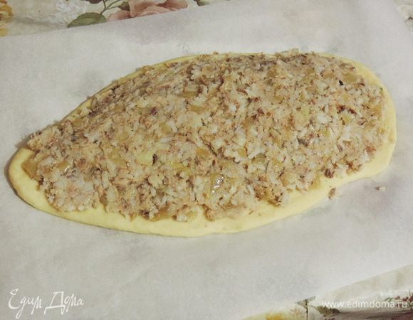 Выкладываем рисовую начинку (она не даст тесту намокнуть) и слегка присыпаем тертым сыром. Старайтесь выкладывать начинку так, чтоб возле "хвостика" слой был чуть тоньше, а возле головы больше.