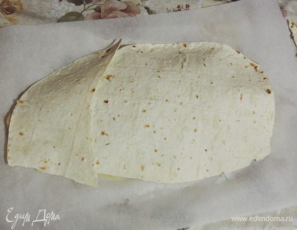 Накрываем листом лаваша. У меня по ширине лаваш был намного больше основы, а вот на "хвостик" его немного не хватало. Я обрезала его по форме основы, а обрезки тоже использовала в дело.