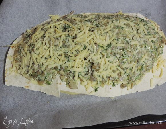 Теперь грибная начинка и сыр. Тоже накрываем лавашом.