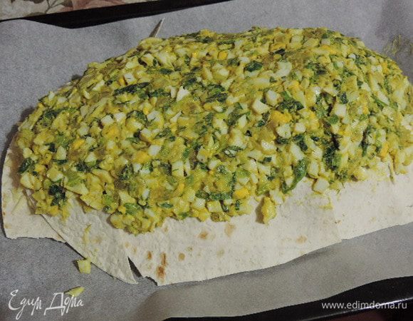 Последний слой - яичная начинка. Тоже присыпаем сыром, оставив немного для посыпки последнего листа лаваша. Теперь накрываем лавашом и сверху посыпаем оставшимся сыром, чтоб лаваш прилип к тесту, а не был сам по себе :-)