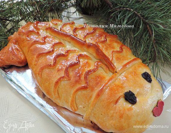 Выпекаем нашу красавицу в разогретой до 180 градусов духовке около 40 минут до золотистого цвета. Не забывайте про нее и не дайте ей подгореть. Если есть возможность, вначале выключите верхний нагрев и включите его во время второй половины выпекания. Если такой возможности нет, то после того, как рыбка зарумянилась, но еще не пропеклась, накройте ее бумагой для выпечки.
Даем остыть на противне и лишь потом аккуратно переносим на блюдо.