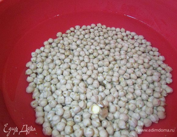 Замочить нут в холодной воде на 12 часов. пару раз менять воду. Затем откинуть нут на сито, положить в кастрюлю, залить свежей холодной водой, довести до кипения, снять пену и варить до мягкости, 1-2 часа.