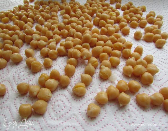 Готовый нут откинуть на сито, промыть холодной водой и обсушить на бумажном полотенце.