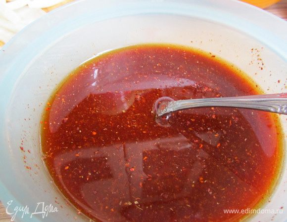 Смешать в миске все специи (зира, кориандр, паприка - молотые), добавить соль и оливковое масло. Хорошо перемешать.