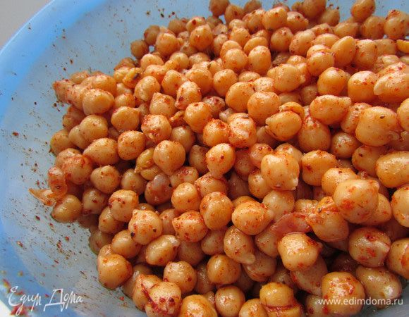 Нут смешать с пряным маслом, чтобы каждая горошина была им покрыта.