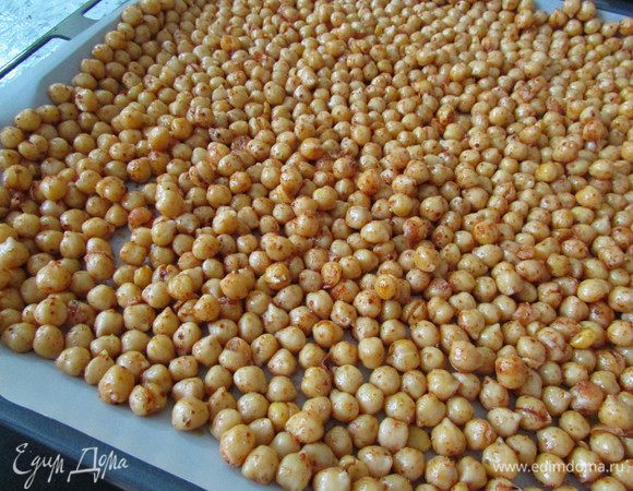 Выложить нут на застеленный пергаментом противень и отправить в разогретую духовку (200 градусов), жарить, помешивая 10 минут.