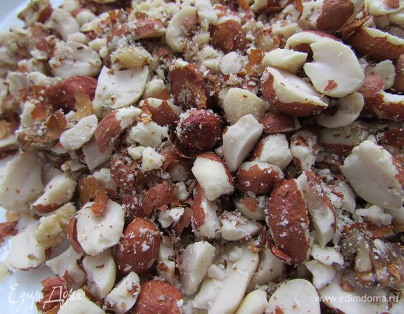 Орехи порубить (у меня была вот такая смесь, грецкие и арахис).