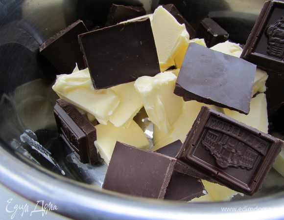 В сотейнике растопить сливочное масло и шоколад.