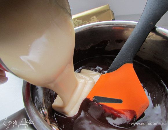 Затем добавить сгущенное молоко. Перемешать и довести до кипения, всё время помешивая.  Как начнет закипать, сразу выключить, влить коньяк и снова хорошо перемешать.