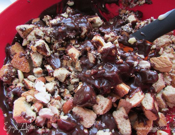 Готовую массу вылить в печенье с орехами. Перемешать.