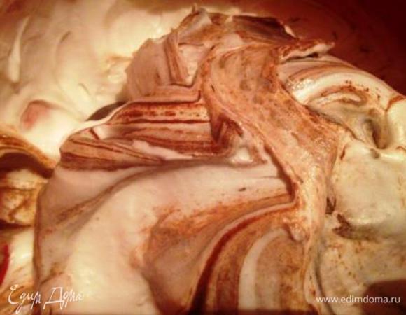 Ввести растопленный шоколад и слегка перемешать.