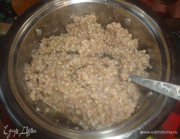 Гречка нужна не жареная.
Отварить гречку до готовности и остудить.