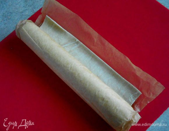 Замороженное тесто разморозить заранее. У меня незамороженное в рулоне.
Духовку разогреть до 200*С/ с конвектором до 180*С.