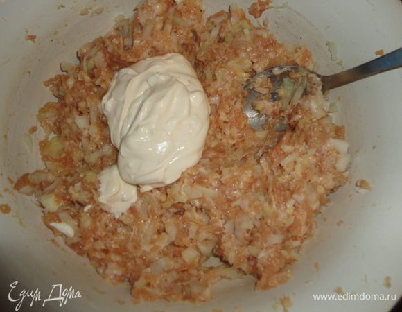 Добавить 2 ложки сметаны. 