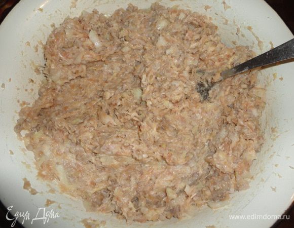 Добавить к фаршу гречку, соль и специи.