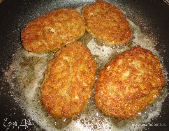 Формируем гречаники, обваливаем в сухарях и обжариваем до золотистой корочки.