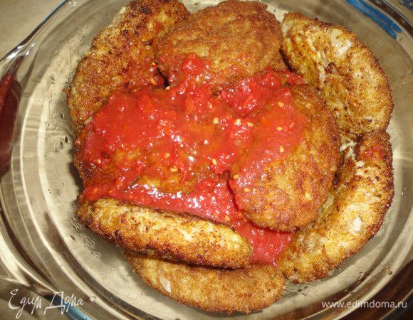 Укладываем гречаники в форму и заливаем томатным соусом.

Мой соус: домашний томат 1 литр + соль 2 щепотки + специи 2 щепотки (ваши любимые) + сахар 2 ст л.

Вместо домашнего томата можно взять томатный сок или приготовить соус из томатной пасты.