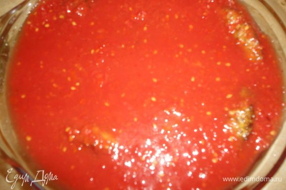 Заливаем гречаники томатом и отправляем в духовку на 180 гр примерно на 20 минут.