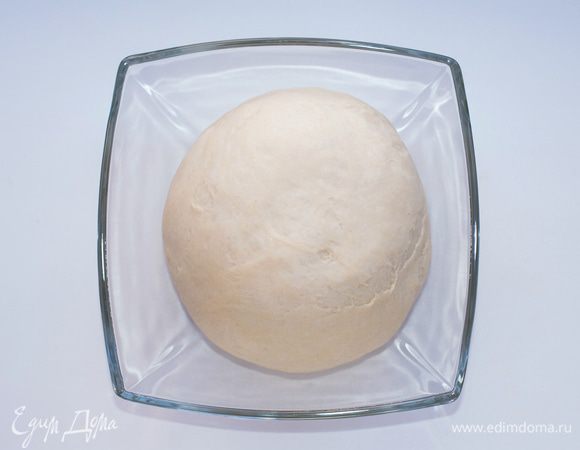 Если в миске замешивать тяжело, выложить на стол и замесить неплотное тесто. Накрыть пленкой и дать отдохнуть минут 20-30.