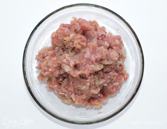 Пока тесто отдыхает, приготовить фарш. Мясо можно использовать любое, но предпочтительнее куриное или свиная вырезка. Мясо перекрутить на мясорубке с луком и чесноком, посолить, поперчить. Хорошо перемешать.