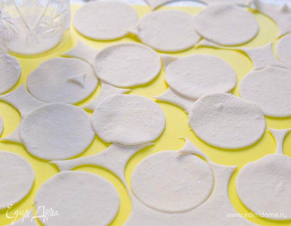 Тесто раскатать в пласт толщиной примерно 3 мм. Стаканом вырезать из теста кружочки.