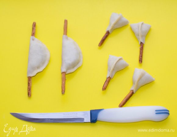 Края теста защипнуть. Положить на рабочую поверхность заготовку швом к себе и ножом разрезать пополам (края защипывать не нужно).