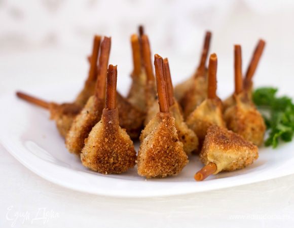 Каждую ножку обмакнуть во взбитом яйце, затем обвалять в панировочных сухарях.