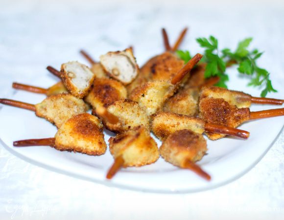 Обжаривать на предварительно прогретой сковороде в растительном масле (я жарила под крышкой) на слабом огне до золотистой корочки. 