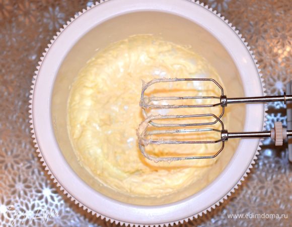 В отдельной емкости взбить мягкое сливочное масло