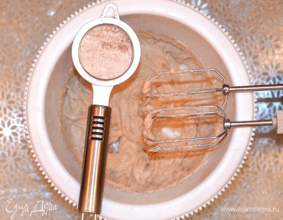 В полученную смесь добавить постепенно сыпучие ингредиенты.