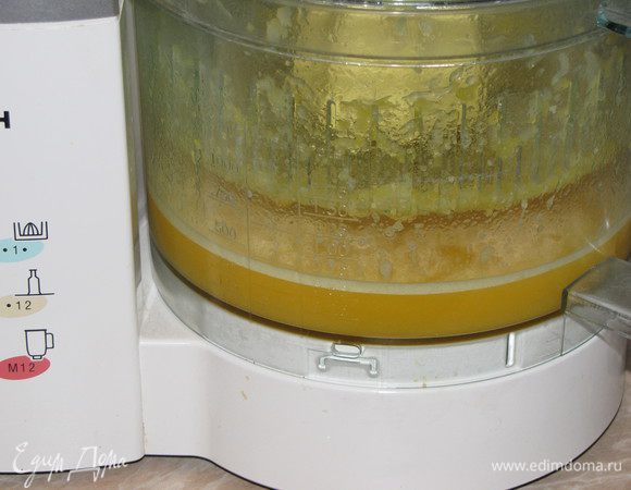 Из плодов отжать сок (всего около 250 мл. сока).